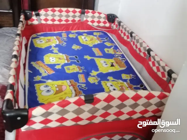 سرير اطفال طابقين بحالة الوكالة استعمال خفيف مع فرشة ضغط