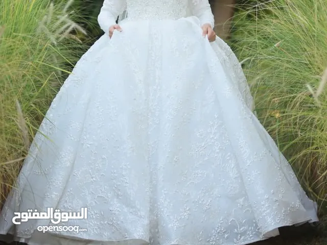 فستان زفاف اللون ابيض مشغول تلبيس من وزن 65: 80 كيلوا أتلبس مرة واحده