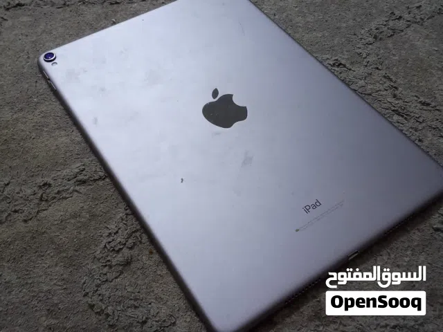 أبل آيباد برو 11 بوصة، سعة 64 جيجابايت، حالة جيدة، مع شاحن مع كور