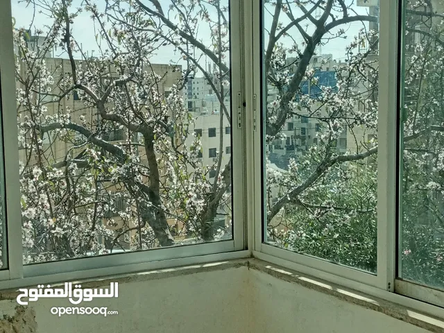 شقه ارضيه مع حديقه خلفيه بمنطقه هادئه