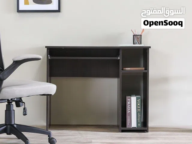 مكتب دراسة ومكتب كمبيوتر بتصميم عصري عملي – يوفر مساحة عمل مريحة مع رفوف جانبية للتخزين، مثالي للمنز