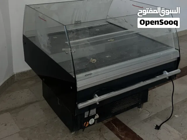 ثلاجة عرض نظيفة