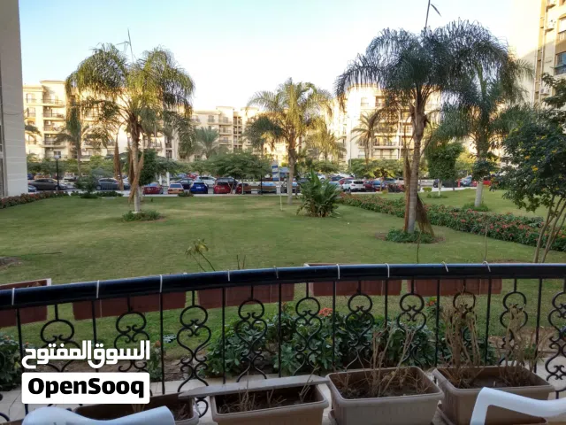 لأسرة بموقع متميز وفيو رائع على حديقة كبيرة وبحرية ونظيفة