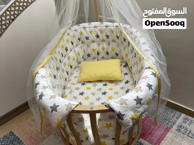 تخت بيبي هزاز مستعمل بحالة الجديد مع مفرش كامل و ناموسية موجود بنابلس بسعر 400 شيكل