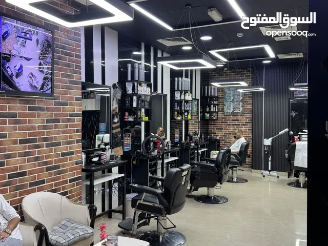 صالون حلاقة رجالية مجهز بالكامل