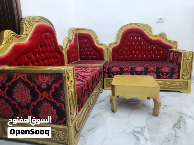 صالون 3 قطع مع طاوله للبيع بي  550 مع بعض