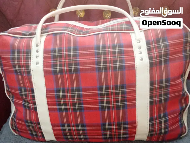 شنطه كاروهات قديمه ونظيفه لايوجد فيها عيوب.