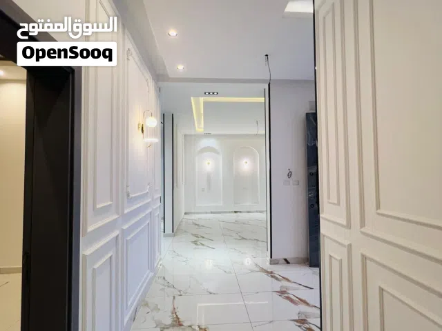 مبنى . ادارى . مكون من باركيج . ثلاث شقق أحجام كبيره . ايجار. النوفليين.