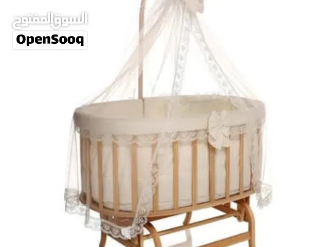 كاروك هزاز سرير طفل من عمر حديث الولادة إلى سنتين خشب تركي ابيض بيضوي مع ملحقاته