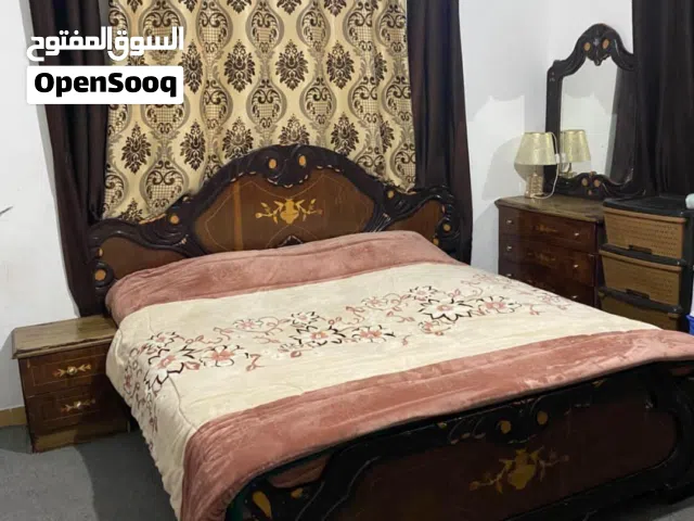 غرفة نوم مع خزانة مع مرايا