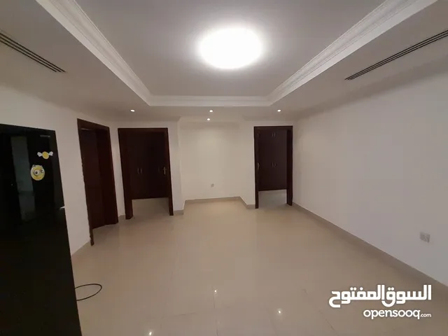 للإيجار داخل أبوظبي شقة 3 غرف وصالتين  + حوش كبير مطبخ نظامي 3 حمامات موقع مميز بالمناصير