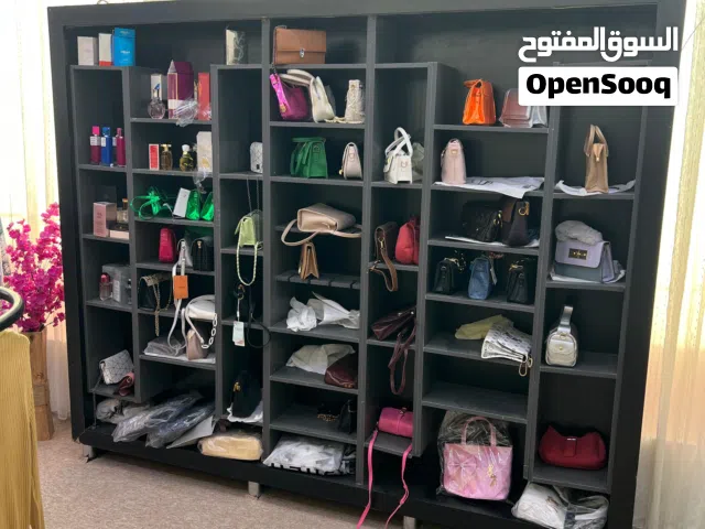 رف عرض للجنط والإكسسوارات للبيع