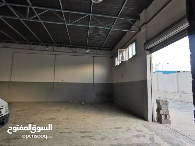 ربع هكتار 2500م على واجهتين بها هنقر مسقوف 1000م و2صالات مكاتب وحمامات وموقف كبير للسيارات يمشي للشر