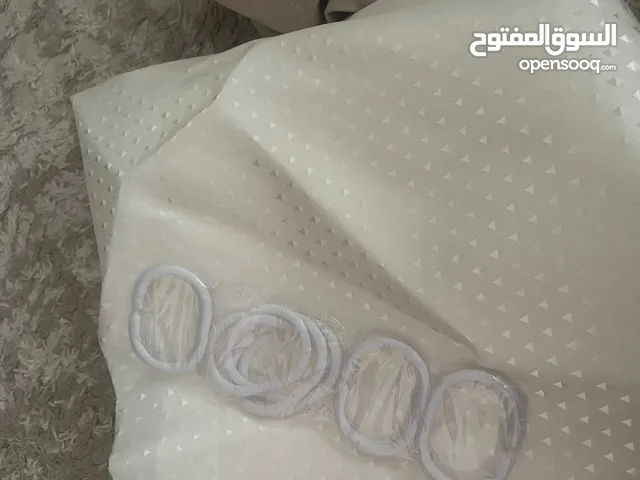 جديد وغير مستعمل – برّداية حمام للبانيو بلون بيج راقٍ جدًا مع الحلقات للتعليق بسعر مميز!