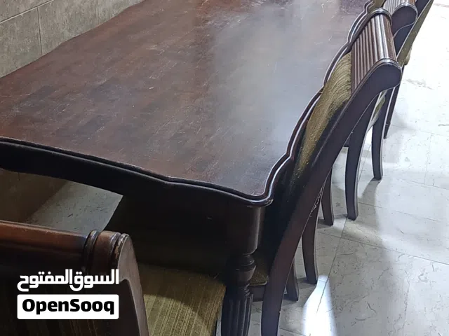 طاولة سفرة و كنب و كراسي و زرع حلو طاولة سفرة حوالي مترين بمتر و معها 6 كراسي كبار و كنب منفرد و زرع