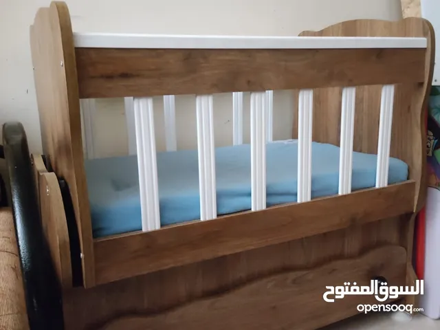 سرير بيبي اطفال خشب بحاله جيده جدا ولا كانه مستخدم للبيع سعر ممتاز