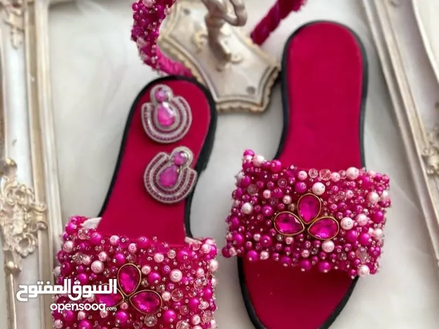 صنادل نسائية مصنوعة يدويًا-يمكن طلبها بأحجام مختلفة.
