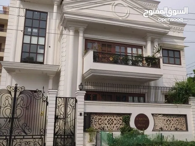 250 m2 More than 6 bedrooms Townhouse for Sale in Basra Hakemeia