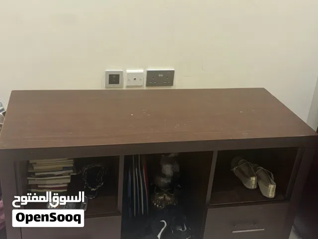 للبيع طاولة تلفزيون اللون بني الحالة ممتازة