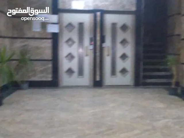 شقة طوب احمر في برج شهير وفخم علي العروبة الرئيسى البرج أمام قهوة المحروسة