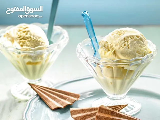 محل ايس كريم و حلويات للبيع على كرنيش الشارقة