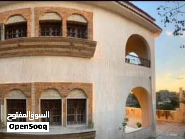 فيلله بموقع تجاري علي واجهتين وتتكون من 10 حجرات وصالة10×5,وعدد4حمامات وعدد3مطابخ وصالة 150متر مربع