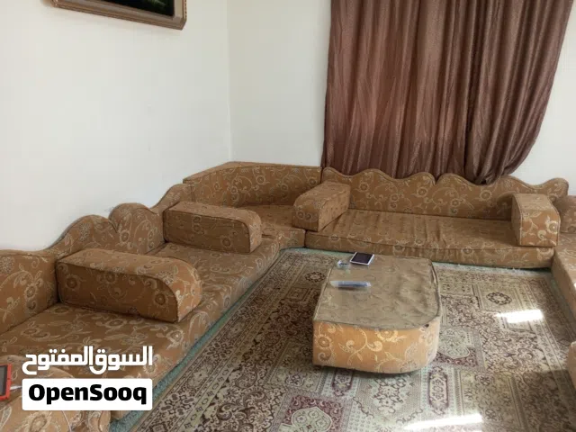 جلسة عربية بحالة جيدة كبيرة  مع سجادتين بتمد 4/5 اربع فرشات وثلاث زوايا ومساند وركايات وطاولات للبيع