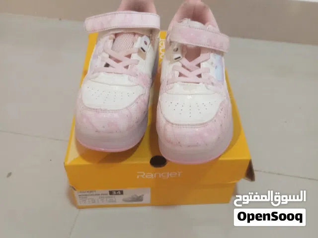 حذاء بالعجلات شبه جديد