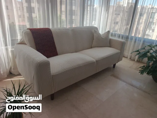 كنبة مع لوحات
