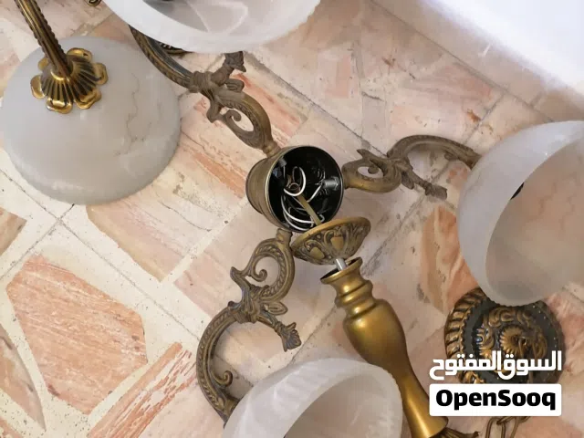 ثريات تحتوي على ثلاث اضوية