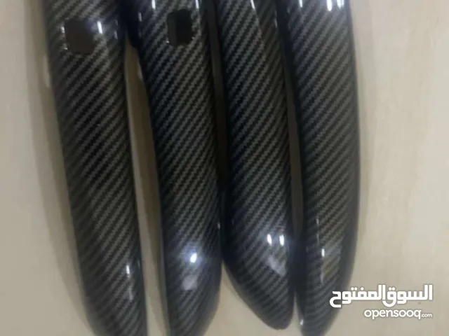 طقم أغطية مقابض أبواب سيارة بنقشة كربون فايبر (عدد 4 قطع)، تُركّب فوق المقبض الأصلي للزينة والحماية