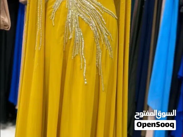 فستان سهرة ذهبي فاخر... إطلالة ملكية تخطف الأنظار بتفاصيل ساحره لعشاق الفخامة.