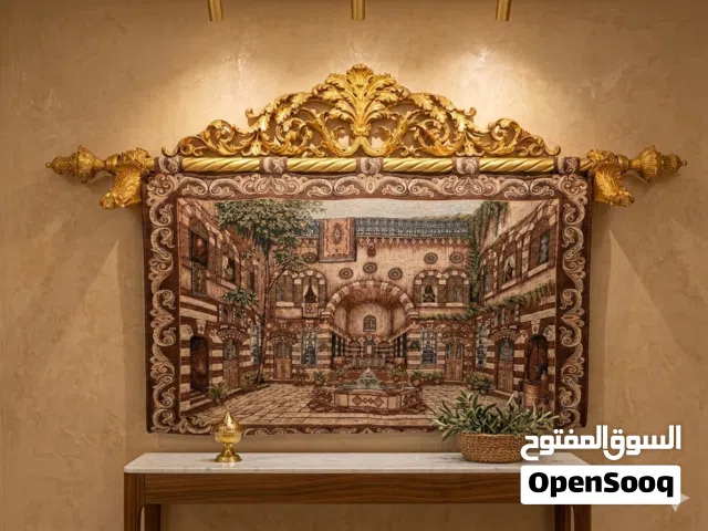 لوحة جدارية شرقية فاخرة مع التاج والبرواز الذهبي الملكي للبيع