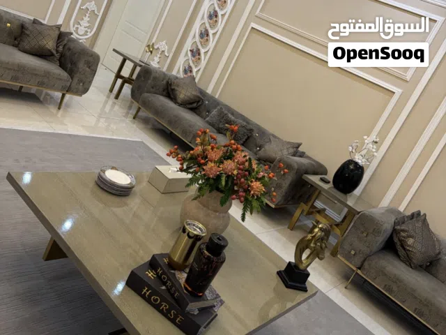 للبيع – طقم طاولات من Homes R Us