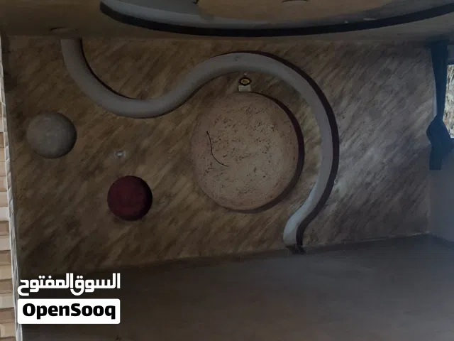 بيت مستقل للايجار مكون من صالون كبير وعرفت نوم ومطبخ وحمام وساحه كبيره