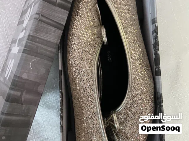 باليرينا برونزي تلمع