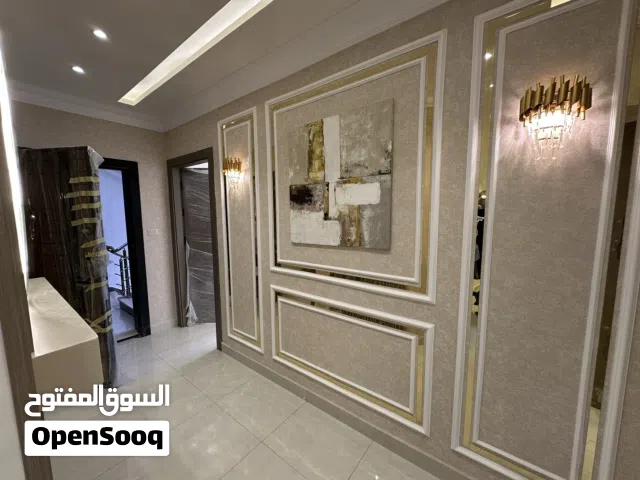 بسعر 135 الف!! شقة طابق ثاني مساحة213 م2 /4 غرف نوم مع توفر صالة جيم(gym) خاصة بالجبيهة شارع الاردن