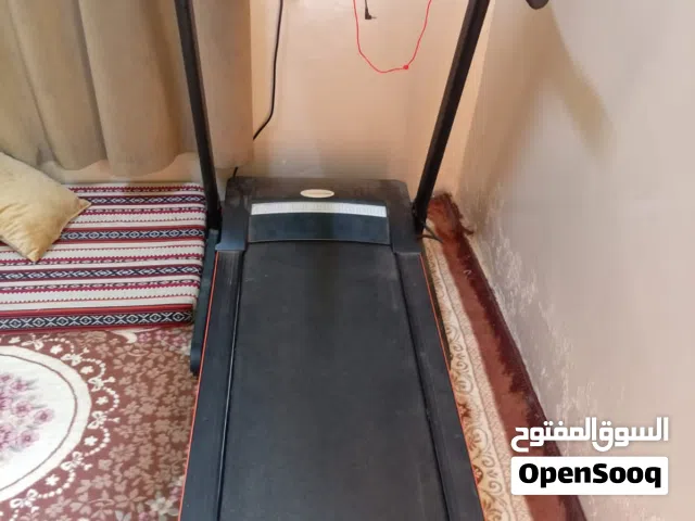 آلة مشي ممتازة كل شي سليم فيها