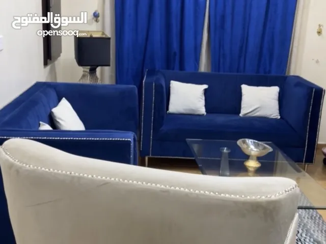 كنب 6  اشخاص مع طاولة وسط بحاله ممتاذه