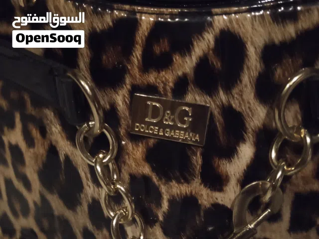 حقيبة يد Dolce & Gabbana بنقشة الفهد وتفاصيل من الجلد الأسود اللامع