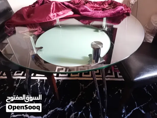 للبيع طاولة طعام مع 4 كراسي