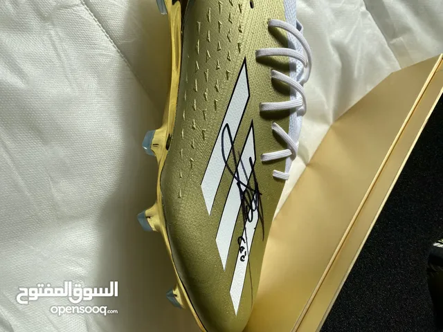 لمحبي ميسي - حذاء موقع بشكل شخصي من اللاعب الأرجنتيني ليونيل ميسي - قطعة نادرة للمهتمين بكرة القدم