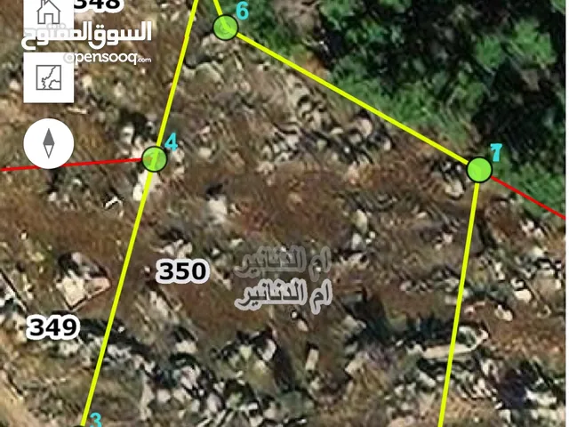أرض بإطلالة خلابة ريفية على عدة جهات ملاصقة لغابة حرجية القطعة مرتفعة