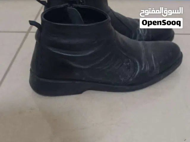 عرض نار بوت اصلي مستعمل اللون اسود السعر خمسه دنانير فقط