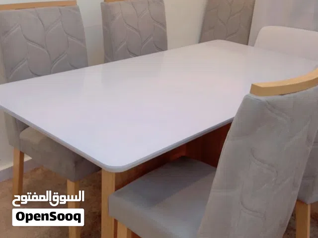طاولة طعام نظيفة جديدة