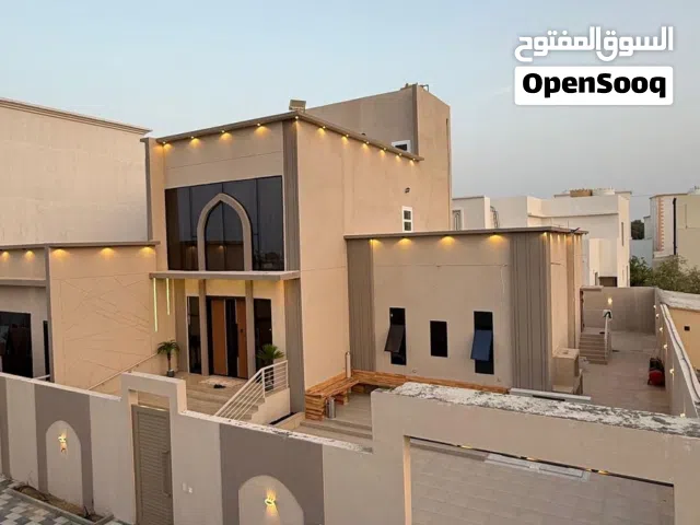 فيلا فاخرة للايجار بموقع هادئ في السيب، قريبة من البحر ومناسبة للعوائل، بتصميم عصري
