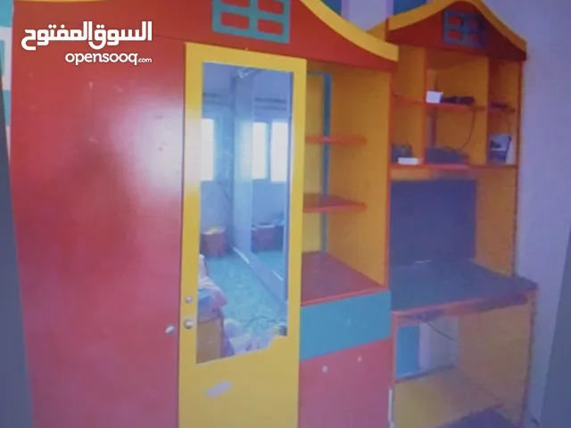 غرفة نوم اطفال مكونة من تخت عدد 2 وخزانة ومكتب  بألوان مميزه
