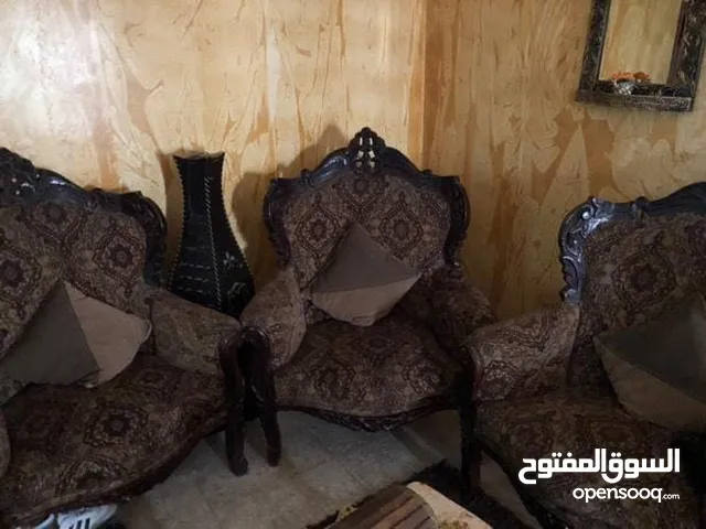 طقم كنب للبيع مع ثلاث طاولات رخام
