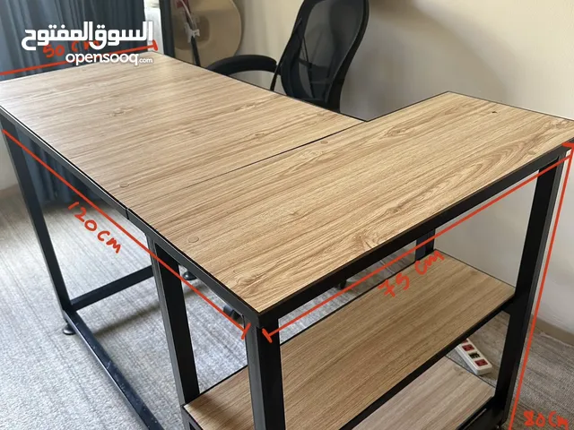 مكتب مع كرسي دوار بحالة ممتازة للبيع بداعي السفر المستعجل