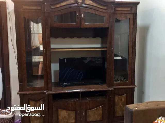 بوفيه اصلي خشب زان رفوف زجاج موري بحاله الوكاله لون بني غامق مستعمل بشكل بسيط جدا وسعر ممتاز